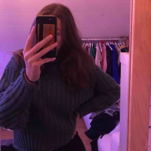  - Säljer en sjukt varm och bekväm stickad tröja och nästan helt oanvänd. Frakt tillkommer
