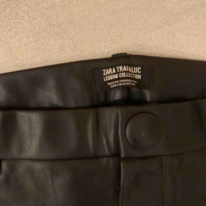  - Byxor i skinnimitation från Zara!  Sparsamt använda så de är i ett väldigt bra skick 