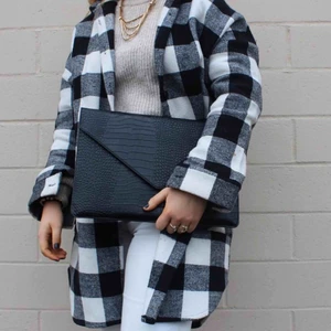  - REA!!! 10% på det svarta!! Ord. Pris 349kr. Hej! Jag och mina kompisar driver ett UF-företag där vi säljer dessa snygga datorfodral för endast 349kr🤩 För mer information följ vår instagram: weeklyaccessoriesuf!