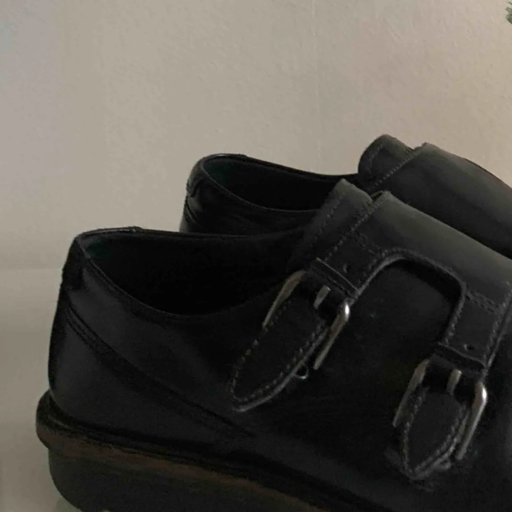 Bekväma skor från Ecco i bra kvalitet. Otroligt sköna och bra att gå i samtidigt som de har en unik design med spännen och ”kostymstil”. En supersko! . Skor.