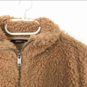  - Snygg brun jacka, lite tunnare så kan också användas som tröja om man vill. Använd två gånger så jackan är i gott skick. (Köparen står för frakten) 💜