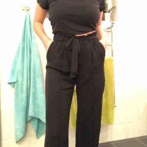  - Snygga och sköna kostymbyxor med knytning i midjan. Jag är 177 och dem går ner till mina anklar.