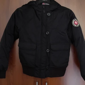  - Snygg vinterjacka i nyskick, varm och bra kvalitet.  Betalning via Swish. Hämtas i Sävedalen eller skickas mot fraktkostnad.