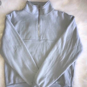  - Ljusblå zip tröja från brandy melville! Helt felfri. Köpt för 449kr💖