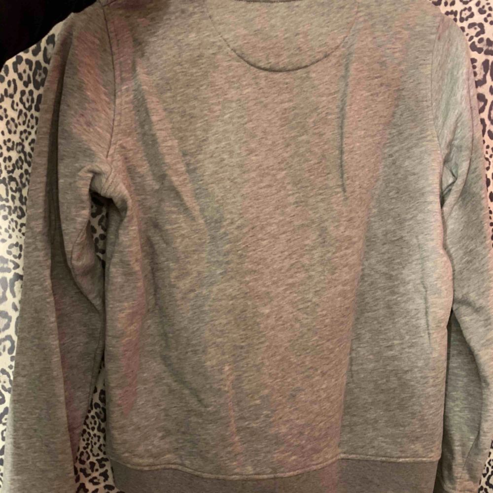 Äkta Gant sweatshirt som är använd endast 1 gång så ser ny ut. . Huvtröjor & Träningströjor.