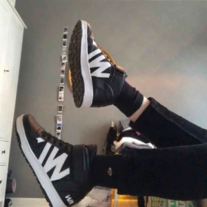  - använda typ 5 gånger inomhus, så i väldigt bra skick. det står att de är strlk 37 men jag har 38 och dem passar mig perfekt. 