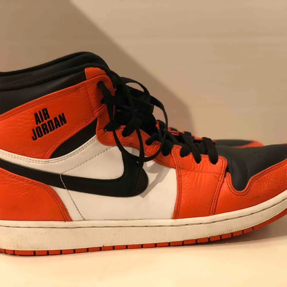 Jordan 1’s Retro Rare  Använda sådär mycket. Lite creasing men inte så smutsiga. Låda finns. Skor.