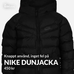  - Verkligen skit snygg jacka från nike. Den är i barnmodell i stl L (158) men passar mig som är XS i dam modell (den är till och med lite stor för mig) knappt använd, inget fel på!!
