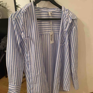  - En skit snygg randig skjorta från Nelly. Kostade runt 300, när jag köpte den förra året och säljer den nu som det inte riktigt är min stil längre. Aldrig använt, lappen är till och med kvar.