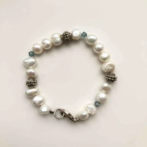  - Superfint pärlarmband med äkta pärlor, metallpärlor och glaspärlor. Kan tyvärr inte använda det längre eftersom min handled inte är lika smal som förr.:(