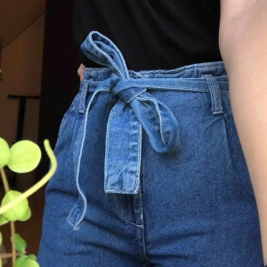 Fina byxor - Säjer nu tyvärr dessa ur snygga jeansen då de har blivit något för små. Köpta på Bershka. Knappt använda. Buda från 180kr<3 