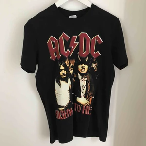  - Skit cool ACDC tröja som jag köpte för ett litet tag sedan. Har tyvärr inte fått användning för denna tröjan så därför säljer jag den. Nyskick. Kan kanske gå ner i priset🥰😎