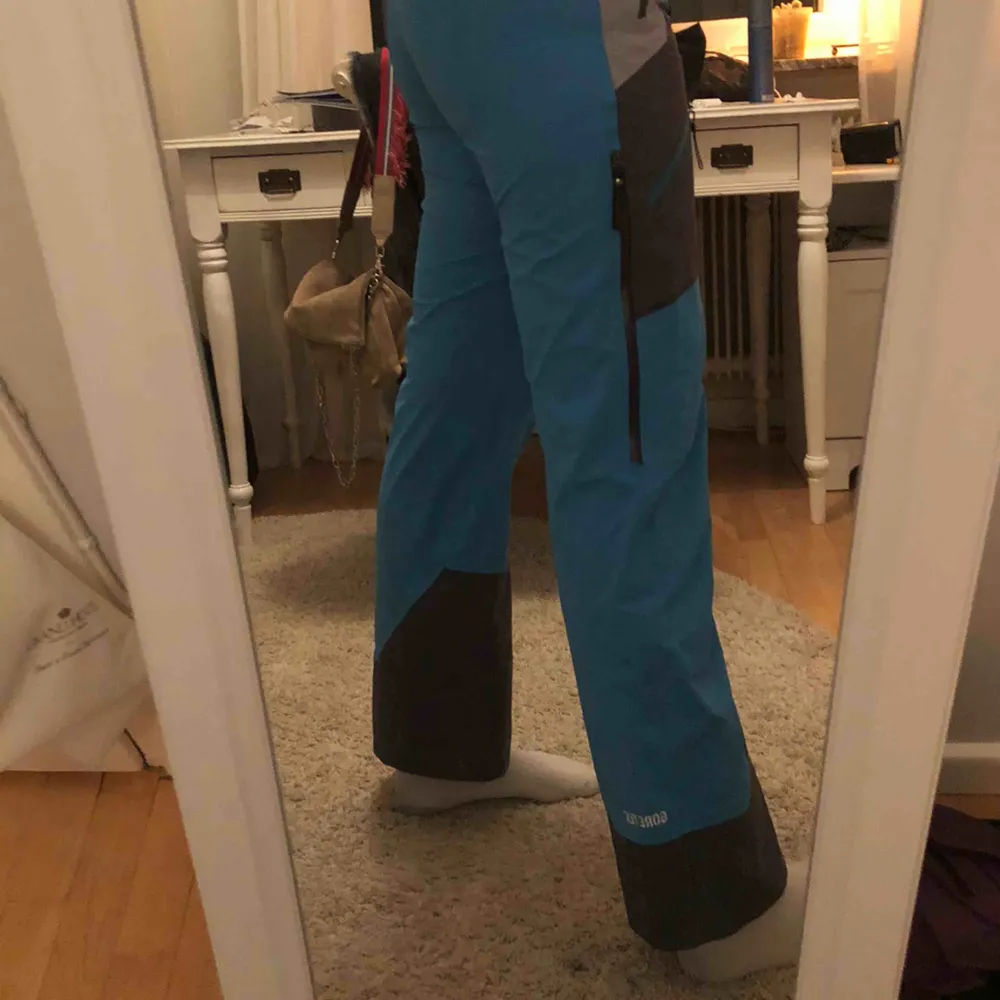 Super coola Skidbyxor från Peak Performance Jätte varma och super bra kvalitet  Många fickor  Bra för proffsen!!!! Original pris 4000kr. Jeans & Byxor.