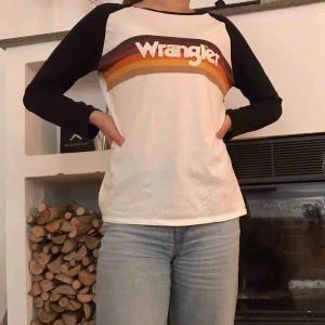  - En svinsnygg långärmad t-shirt med snygga färger! Säljes då den är för kort på armarna (har ganska långa armar). Knappt använd och är som i nyskick!