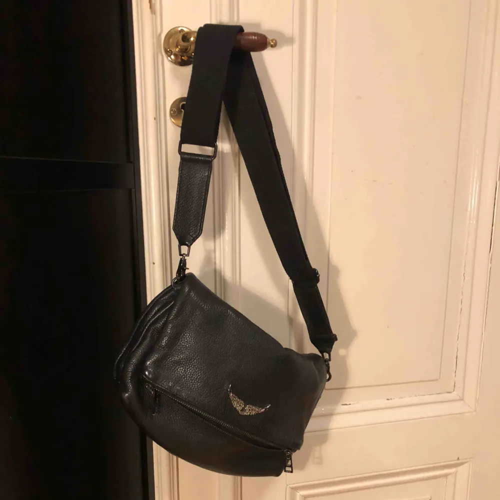 Säljer min skitsnygga Zadig Voltaire väska! Modellen heter Rocky Bag och är den större varianten av de klassiska väskorna. Använd ett fåtal gånger men fortfarande i bra skick. Frakt tillkommer inte i priset. . Väskor.