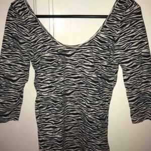  - Zebra-topp från Gina med urringad rygg. Använd men i fint skick.