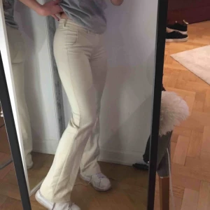  - Mjuka beiga/sandfärgade kostymbyxor Storlek: xxs (men passar mig som har s/xs vanligtvis, så skulle säga att dem mer är s-xs. Jag är 1,64cm  Svinsnygga så säljer endast pga spara in pengar!  Skriv vid fler frågor! 😊