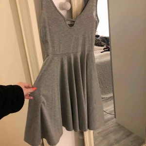  - Gullig grå klänning i storlek XS! Sitter väldigt fint och den är ganska stretching så är som en S! Möts upp i Linköping annars stå köpare för frakt 💗