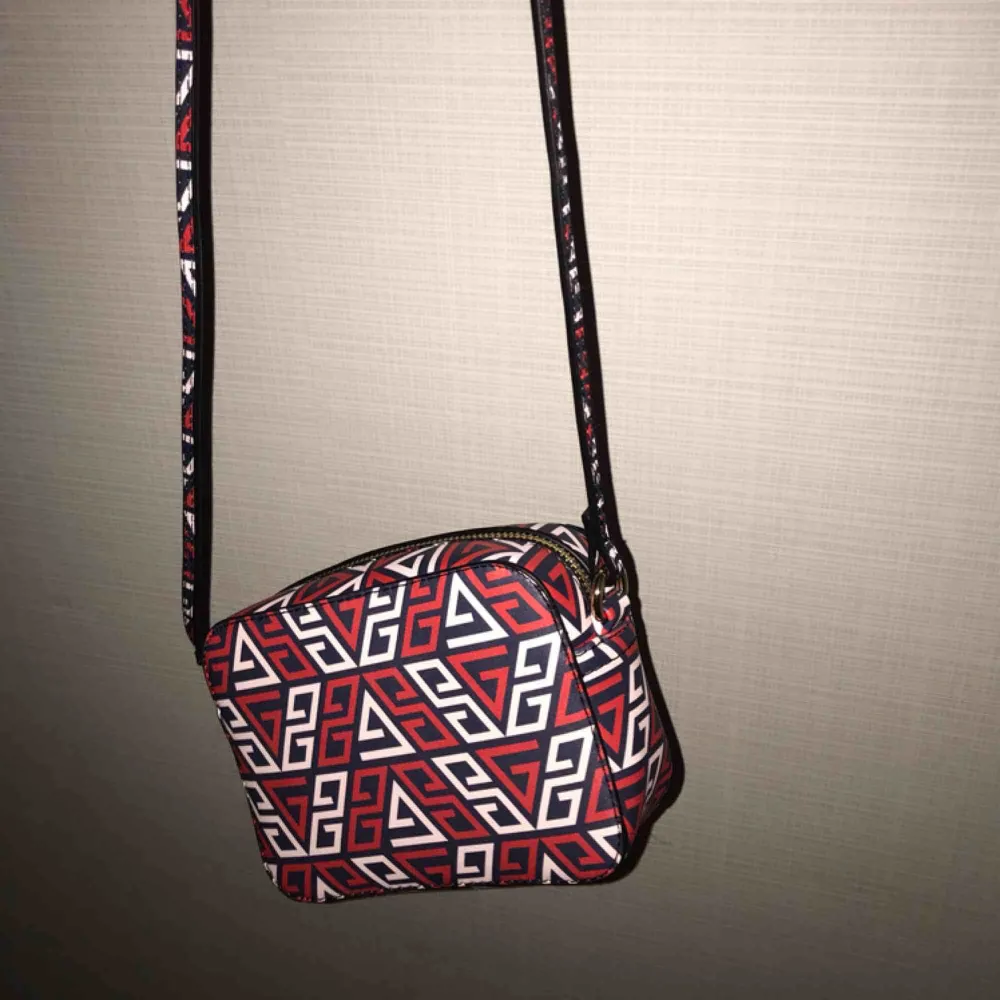 Väska med snyggt mönster!!!✌🏼✌🏼✌🏼   Liten slitning på bandet (se bild 3) . Väskor.