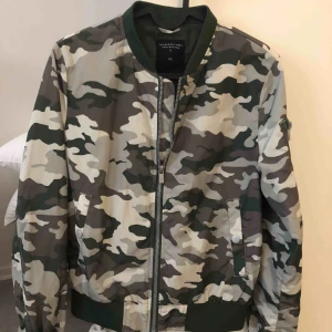  - Tunnare jacka från lager 157, använd 1 gång! Mycket fint skick! Kan mötas upp i Malmö men även frakta, köparen står för frakten!😊