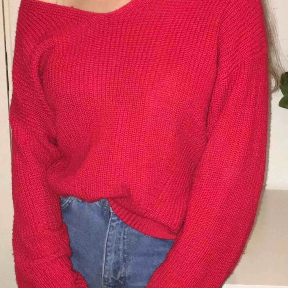 En jätte fin röd stickad tröja med V-ringning som tyvär inte används längre och därför säljs💗  Köpare står för frakt. Tröjor & Koftor.