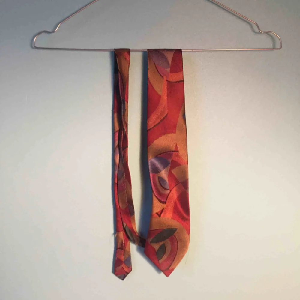 Så cool vintage slips från Beyond retro. smal design! Frakt 15 kr! Kan mötas upp i Stockholm. . Accessoarer.