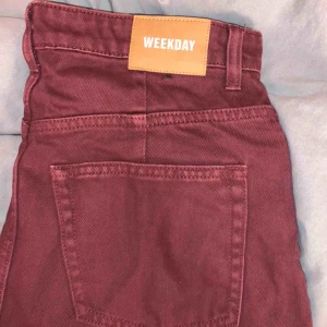  - Weekday jeans i modell Ace. Mycket utsvängda. Längden är mer 30. Vinröd färg. Aldrig använda så perfekt skick. 