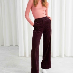  - Supersköna manchesteebyxor från & Other Stories.  Nästintill oanvända.  Storlek 34 men jag skulle säga mer 36.  Höga i midjan och vida ben nedtill. Håller formen bra.  Köpta för 700-800.