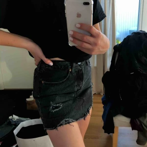  - Kjol från Levis Jag är en storlek 36/S i alla kläder vanligtvis och är 177cm lång så passform kan variera. Hör gärna av dig om du har frågor! 🥰
