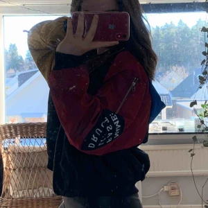  - En tunn bomberjacka, väldigt snygg och rolig. Säljer pga sällan andvänds. Kvaliten är inte bäst men det syns inte! Swish och fraktning❤️