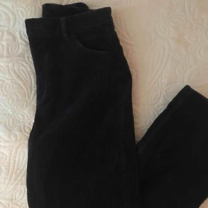  - Ett par mörkblå manchesterbyxor i rak modell. Hör av dig för fler bilder!!