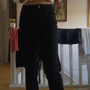  - Svarta slim jeasn från mango i stlr xs. Aldrig använda. Köparen står för frakt 64kr beroende på spårbar eller inte🌸🌸🌸