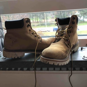  - snygga moderna skor från everest. ganska använda men ändå i bra kvalitet:)