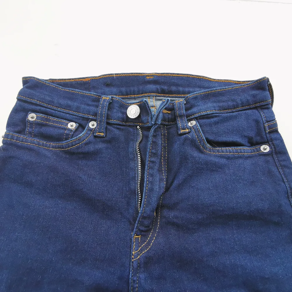 Oanvända jeans från weekday, endast provade! En snygg,  väldigt blå färg, lätt stretching modell med smala ben. Sitter snyggt. Köparen står för frakten 🌠. Jeans & Byxor.