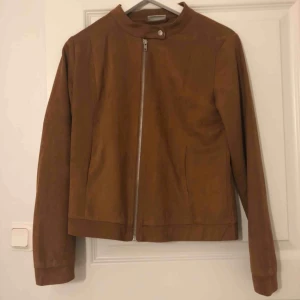  - Super fin jacka som jag har bara använt än gång den kostade 400kr och ny är den för 100kr🥰 