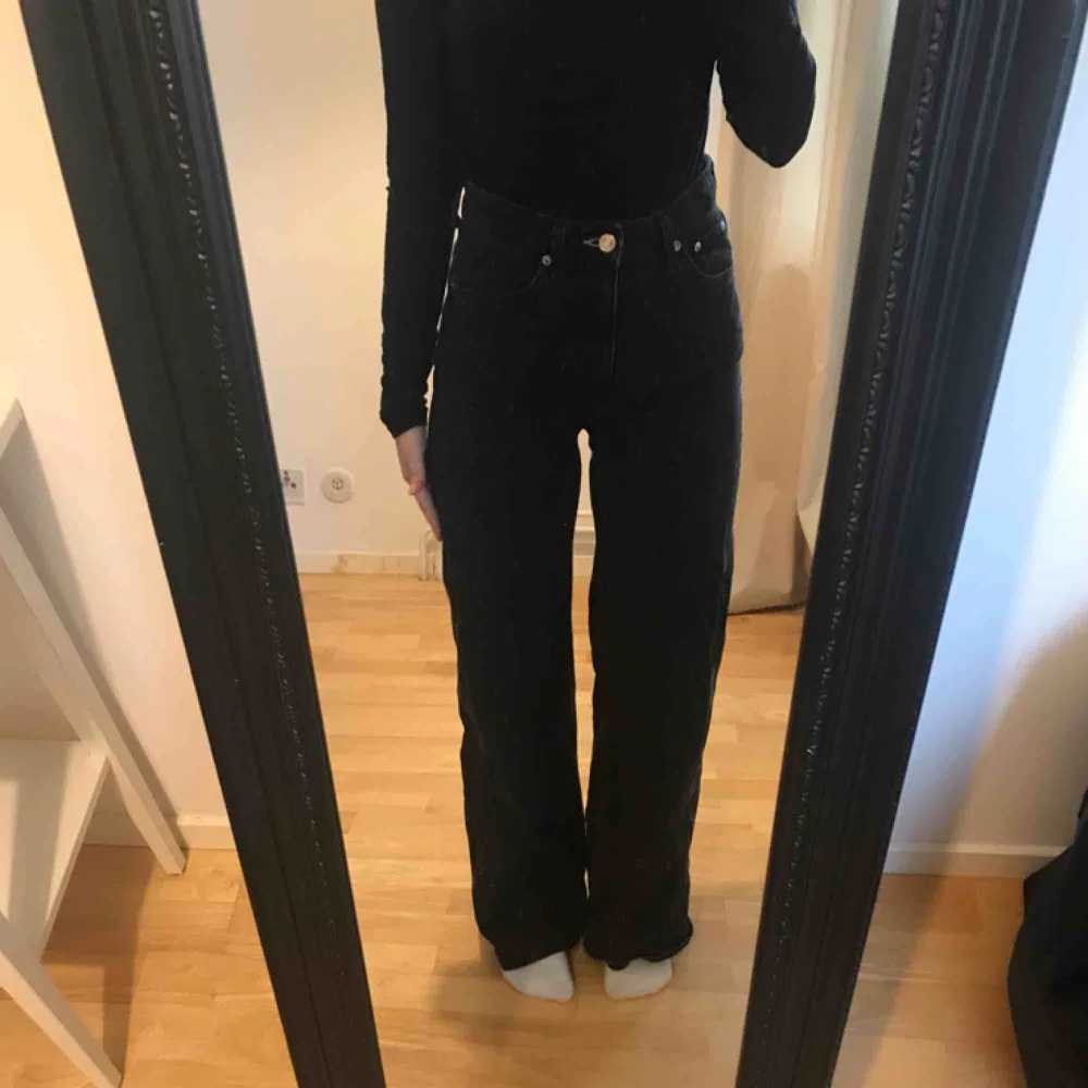 Svarta byxor i modellen ACE från Weekday 💫köpta i mars 💫 säljes pga förstora i midjan och aningen för långa för mig 💫. Jeans & Byxor.