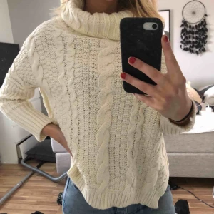  - Skön stickad tröja, köpt för längesedan och vet tyvärr nt vart den är köpt, dvs pris kan diskuteras! 