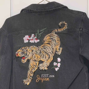  - Cool jacka köpt på asos. Nypris 1150kr. Kan posta men frakten blir 50kr