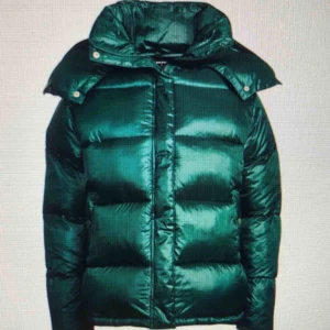  - Pufferjacka i storlek xs men oversize så passar allt till M! Nästintill oanvänd. Be om fler bilder privat 