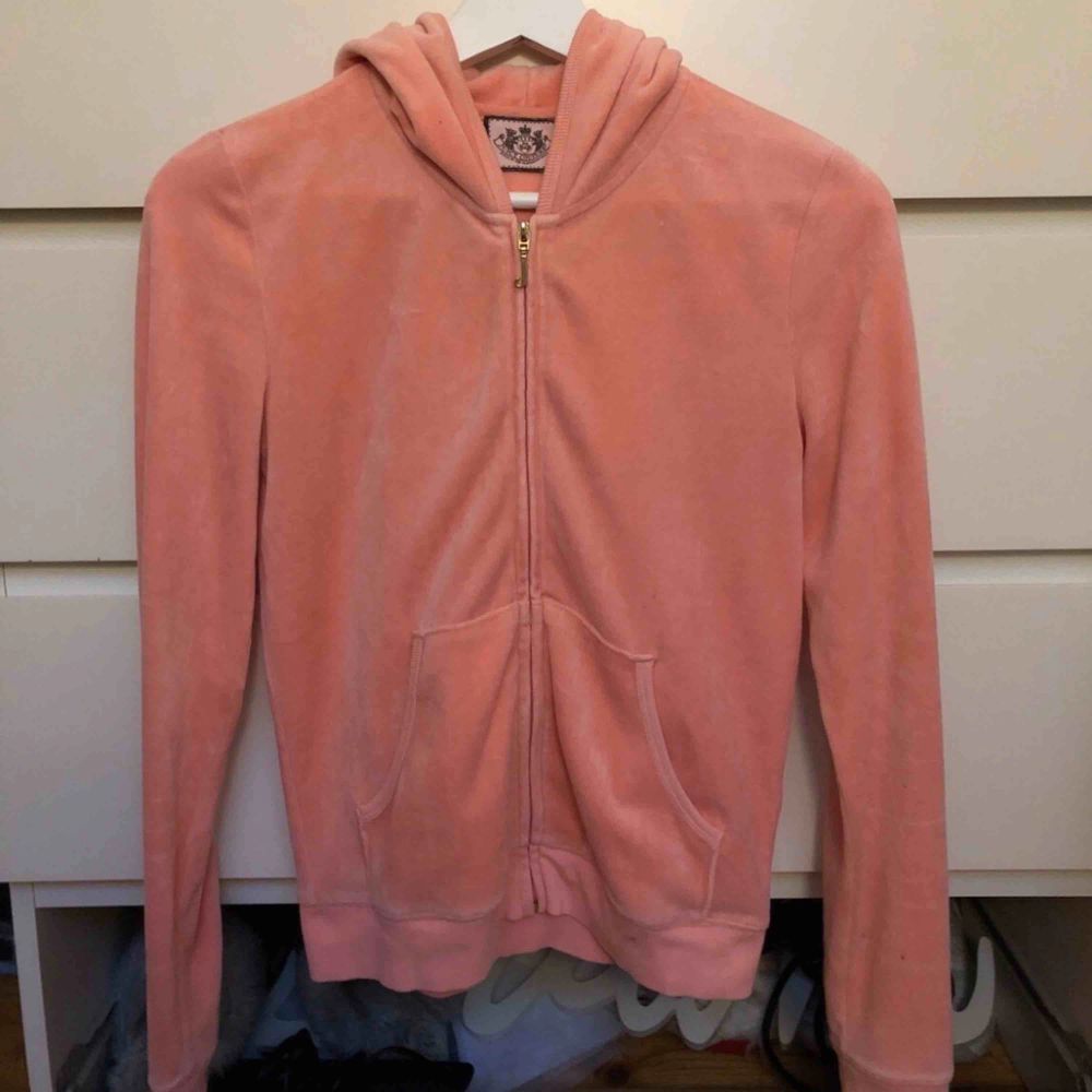 Äkta juicy Couture tröja. Ljus rosa och sparsamt använd. Storlek M  Kan mötas upp i Kungsbacka, Skene eller Borås. Annars kan jag skicka mot fraktkostnad.. Tröjor & Koftor.