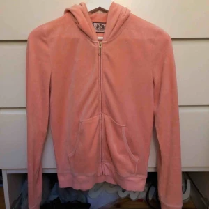  - Äkta juicy Couture tröja. Ljus rosa och sparsamt använd. Storlek M  Kan mötas upp i Kungsbacka, Skene eller Borås. Annars kan jag skicka mot fraktkostnad.