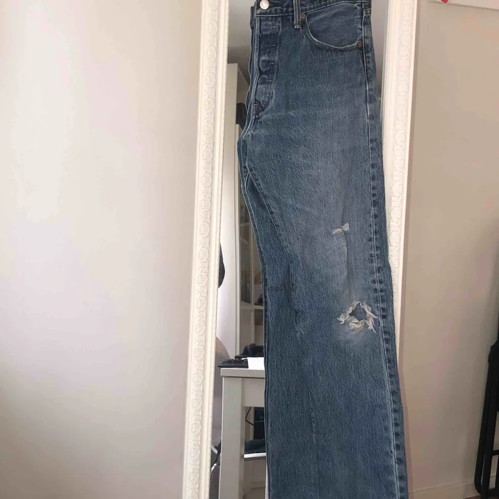 Raka ljusblåa 501 Levis! Köpa vintage men skicket är bra! Midjan är 32 och längd 34 men skulle säga att den passar en S/M mer en M🍒🦋 köpta på beyond retro. Jeans & Byxor.