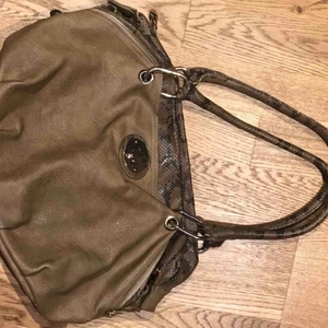  - Fin väska. Sand/ormskinnsmönster.