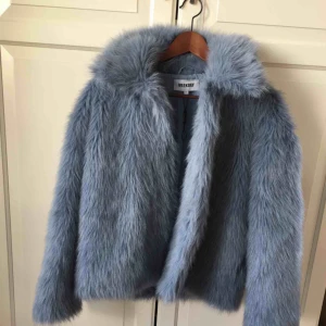  - Min favoritjacka i fuskpäls från weekday.  Supersnygg och i bra skick!   Köpt för 1000kr förra vintern.   Möts i Stockholm /alt. Fraktar