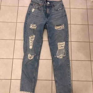  - Bra skick men hålen på knäna saknar lite vist trådar