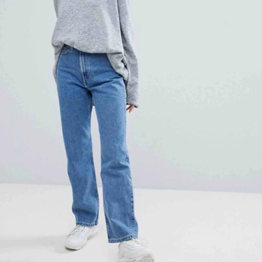 Jeans från Weekday i Row modellen, supersköna och snygga. Jeans & Byxor.