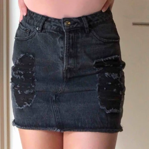  - Kjol från bikbok (obs bodyn är oxå till salu, finns ett till inlägg i min profil om du är intresserad) 