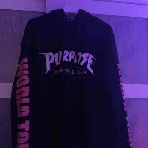  - Säljer denna coola purpose tour hoodien då jag tyvärr inte använder den så mycket längre. Köparen står för frakten 