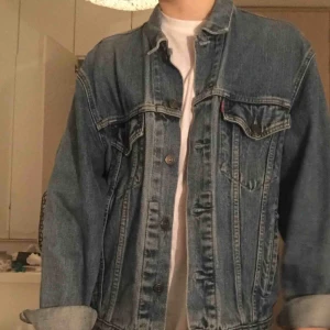  - En sjukt nice jeansjacka från Levi’s i storlek L och passar som en oversized på mig! Färgen är väldigt klassisk ”jeansfärg” 😍