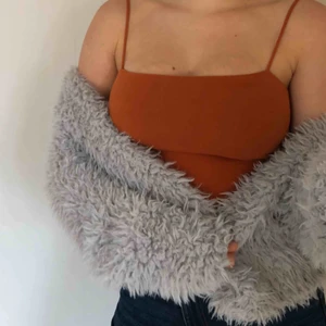  - Snygg och mjuk faux-pälsjacka i gott skick. Betalning via swish och köparen står för frakten. 